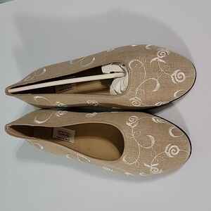 Women's Talbots Embroidered Flats, Beige, Size 7.5M, NWOT